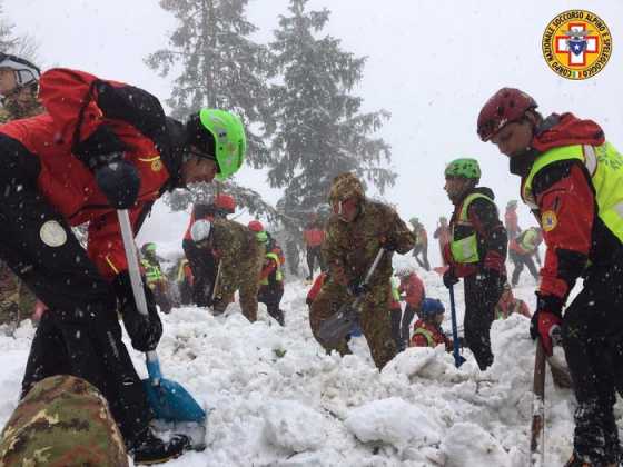 Operatori del Corpo Nazionale Soccorso Alpino e Spelologico" CNSAS sul luogo del disastro al Rigopiano