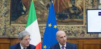 Il premier Paolo Gentiloni e il direttore del DIS Alessandro Pansa durante la presentazione del rapporto