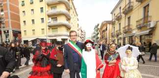 Corteo di Carnevale su Corso Mazzini a Cosenza con il sindaco Mario Occhiuto