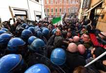 Un gruppo di tassisti e di ambulanti protestano davanti alla sede del Pd a Roma.