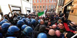 Un gruppo di tassisti e di ambulanti protestano davanti alla sede del Pd a Roma.
