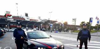 Rompe il finestrino di un'auto e ruba una borsa, arrestato dai carabinieri a Lamezia