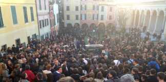 Un momento dei funerali del ragazzo morto suicida a Lavagna