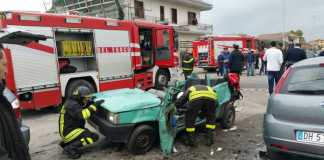 Una delle auto coinvolte nell'incidente stradale a Locri.