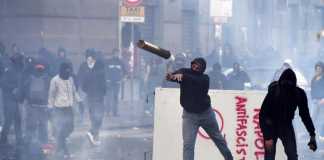 Un teppista lancia oggetti contro la Polizia contro la presenza di Salvini a Napoli