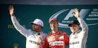 Sebastian Vettel sul podio insieme ad Hamilton e Bottas, entrambi Mercedes