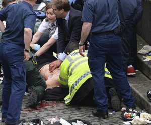 Il deputato Tobias Ellwood mentre tenta di rianimare l'agente a Westminster Bridge.