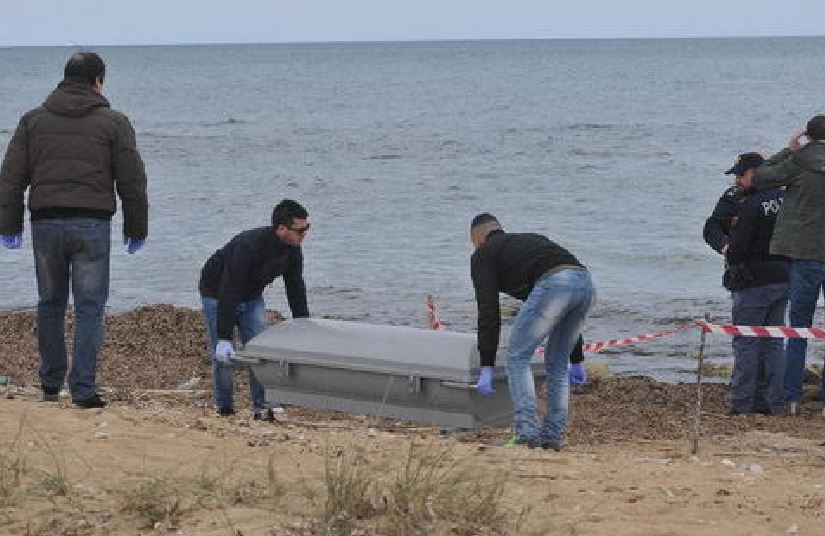 polizia spiaggia cadavere