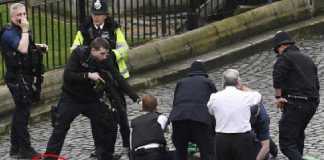 Il terrorista a Londra circondato dagli agenti a Londra. Cerchiato il coltello dell'aggressore