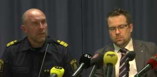 Gli investigatori svedesi durante la conferenza stampa sull'arresto dell'attentatore a Stoccolma