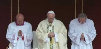 Papa Francesco durante le celebrazioni della Santa Pasqua