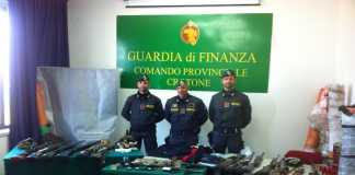 Le armi sequestrate dai finanzieri del Comando provinciale di Crotone