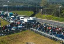 Lavoratori portuali Gioia Tauro bloccano autostrada Salerno-Reggio