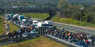 Lavoratori portuali Gioia Tauro bloccano autostrada Salerno-Reggio