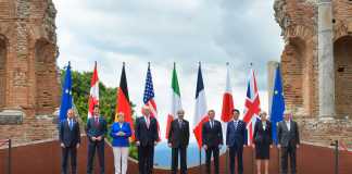 I sette leader al G7 di Taormina. Ai lati Tusk e Junker (Ue)