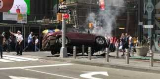 L'auto semi ribaltata su cordoli a Manhattan