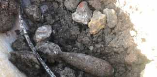 La bomba da mortaio contenente un chilo di tritolo trovata a Torre Badisco, litorale di Otranto (Lecce) (27 maggio 2017)
