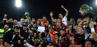 I calciatori del Crotone festeggiano la permanenza in serie A