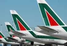 Aerei Alitalia all'aeroporto di Fiumicino in una immagine d'archivio.