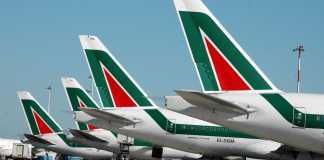 Aerei Alitalia all'aeroporto di Fiumicino in una immagine d'archivio.