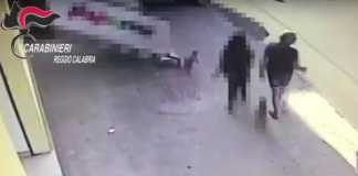 Un frame del video diffuso dagli investigatori che mostra l'uomo con la bambina