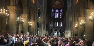 fedeli nella Cattedrale Notre Dame Parigi