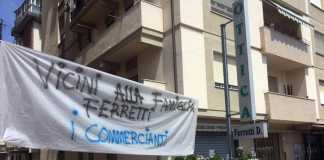Lo striscione di solidarietà nei confronti del gioielliere Daniele Ferretti