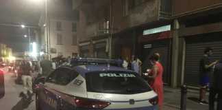 Polizia all'esterno del palazzo a Parma dov'è avvenuto il duplice omicidio