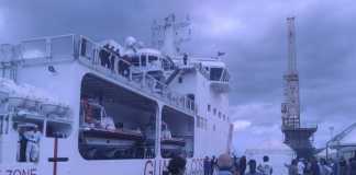 La nave Diciotti della Guardia costiera è arrivata nel porto di Reggio Calabria con 413 migranti a bordo