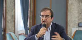 Mario Occhiuto durante la conferenza stampa sulla gestione idrica a Cosenza