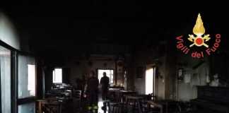 L'interno del ristorante "Ai Reduci" distrutto da un incendio di matrice dolosa.