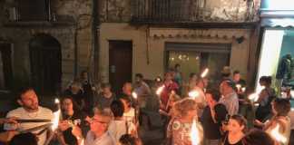 La fiaccolata in ricordo delle tre vittime dell'incendio sviluppatosi in un appartamento nel centro storico di Cosenza