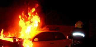 auto in fiamme