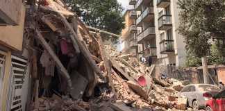 Un edificio crollato dopo il terremoto in Messico
