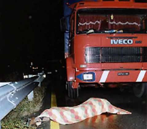 La salma di Denis Bergamini vicino al camion