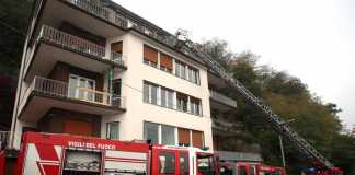 I vigili del fuoco al lavoro per spegnere un incendio in un'appartamento di Como