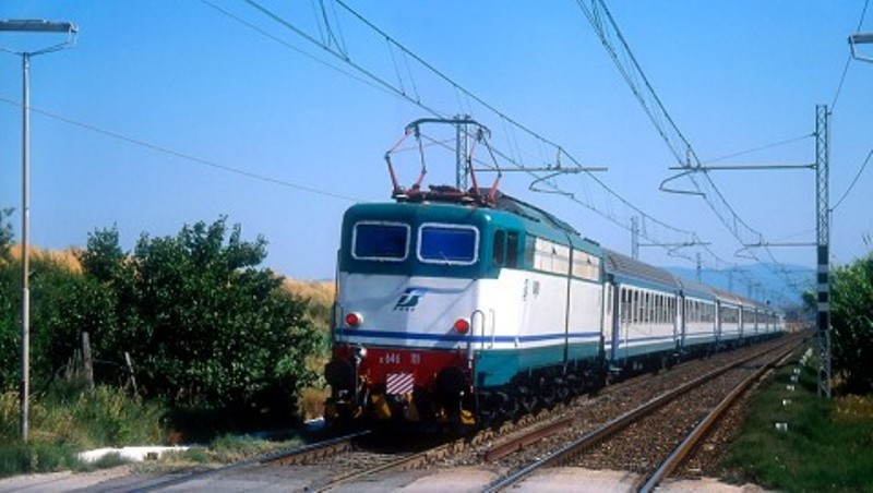 Uomo morto investito da un treno sulla Reggio-Melito. Forse suicidio