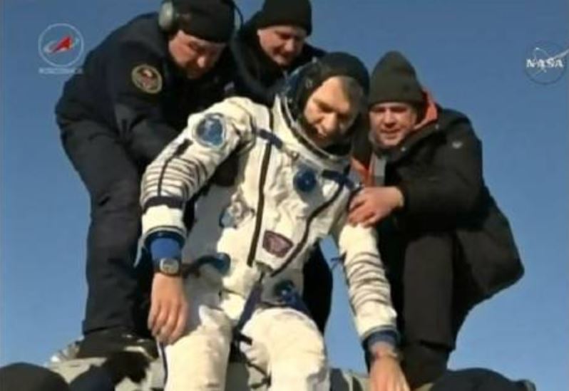 Paolo Nespoli subito dopo l'atterraggio in Kazakhstan