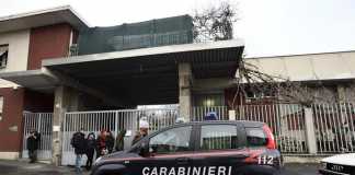 Investigatori dell'Arma davanti la sede Lamina in via Rho a Milano