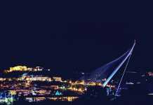 L'antenna del Ponte di Calatrava vista di notte