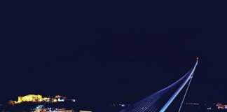 L'antenna del Ponte di Calatrava vista di notte