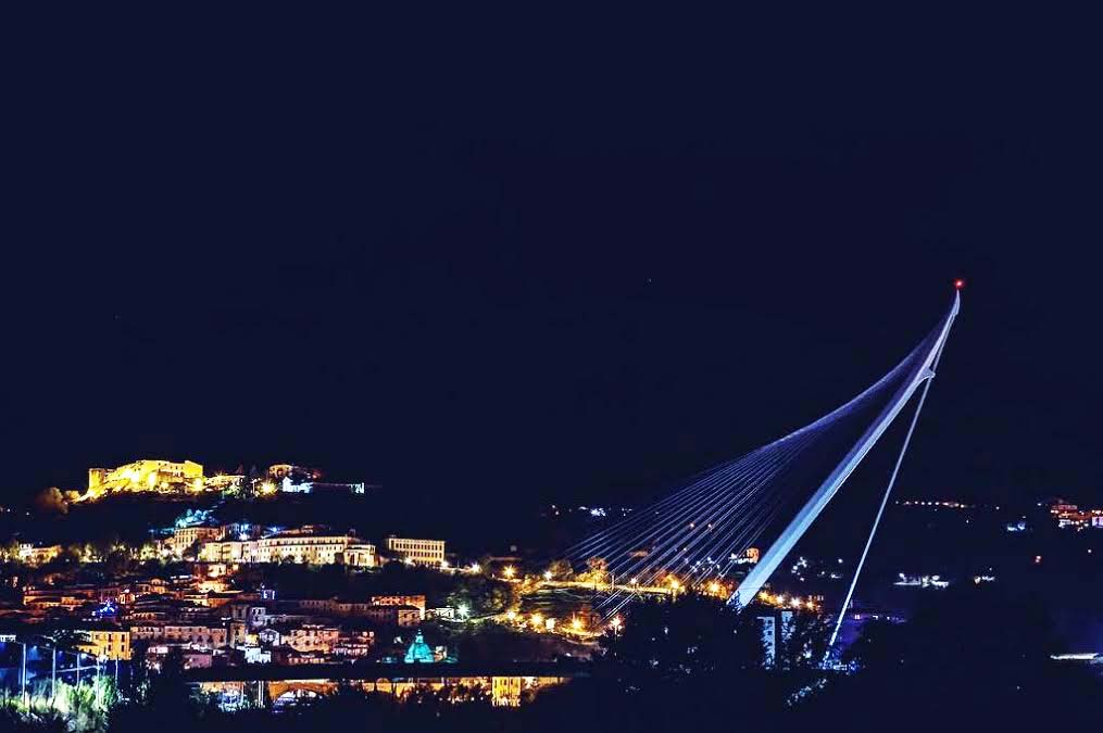 L'antenna del Ponte di Calatrava vista di notte