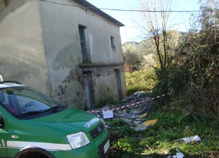 Smaltimento illecito di rifiuti, sequestrata area e opificio 