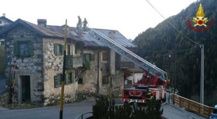 vigili del fuoco sui tetti