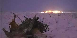 Un rottame dell'aereo precipitato alla periferia di Mosca - Antonov AN-148