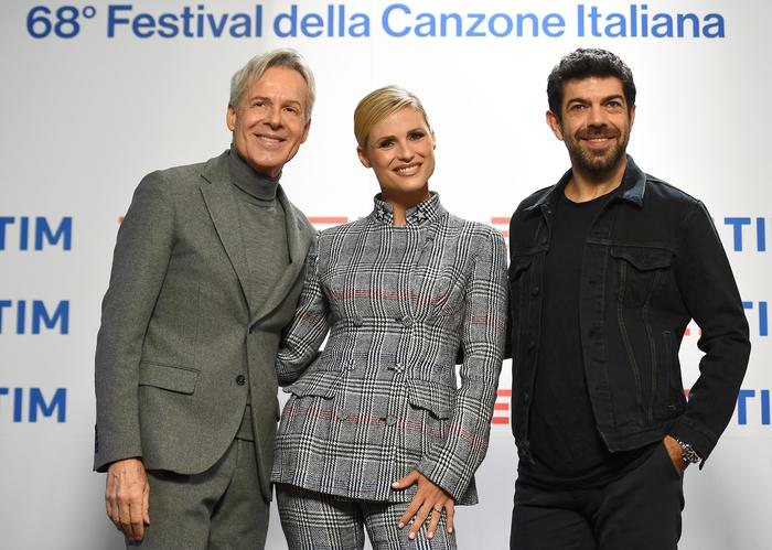 Da sinistra Claudio Baglioni, Michelle Hunziker e Pierfrancesco Favino in conferenza