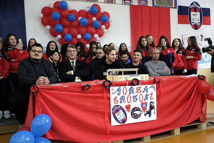 Calciatori del Crotone ospiti della scuola Vittorio Alfieri di Crotone