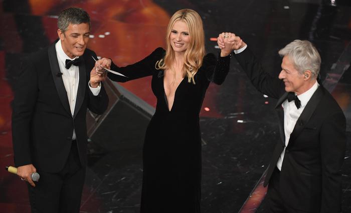 A destra Claudio Baglioni, Michelle e Rosario Fiorello sul palco dell'Ariston 