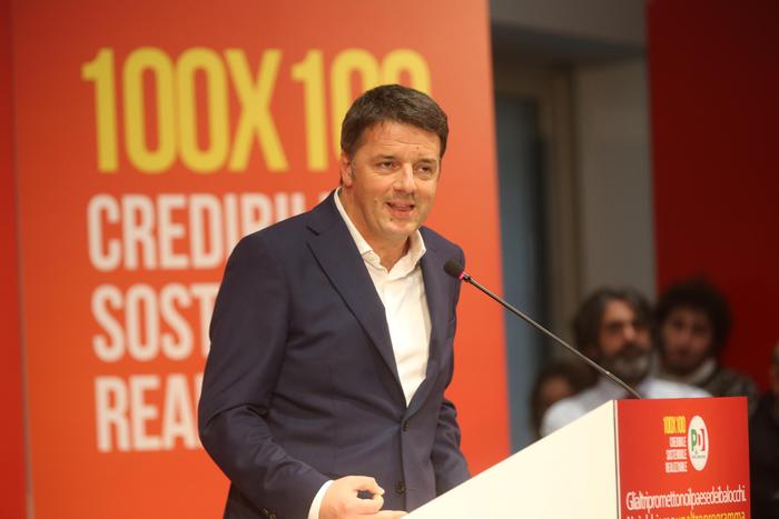 Il segretario del Pd, Matteo Renzi a Bologna