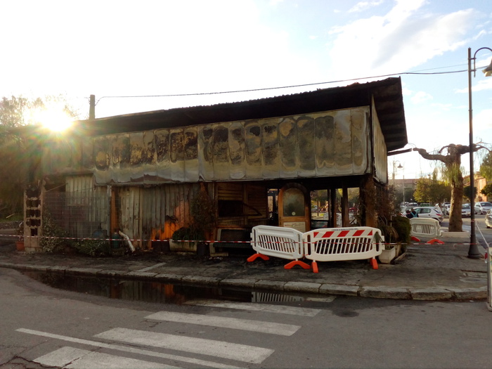 Il bar incendiato a Caulonia